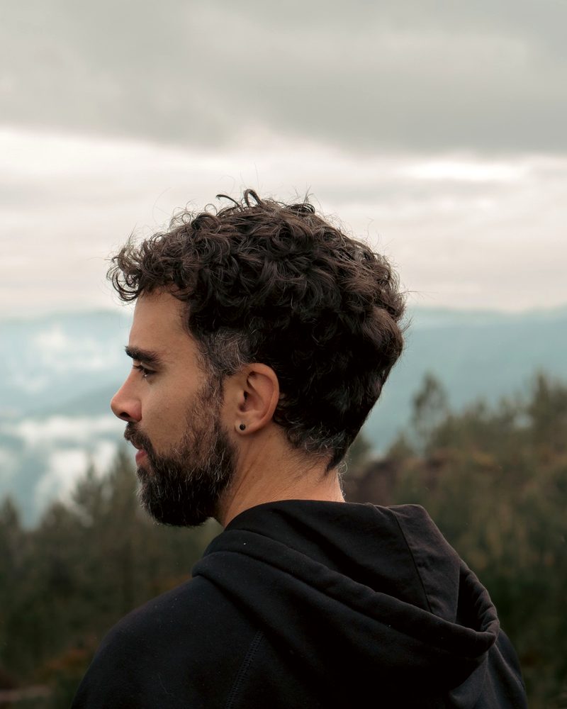 Fran Sequeiro de perfil, con el bosque y la niebla de fondo